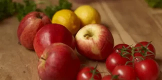 Maçãs e tomates sobre uma mesa ilustram a alta dos preços dos alimentos, que pressionou a inflação em Florianópolis em agosto