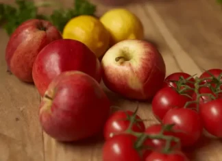 Maçãs e tomates sobre uma mesa ilustram a alta dos preços dos alimentos, que pressionou a inflação em Florianópolis em agosto