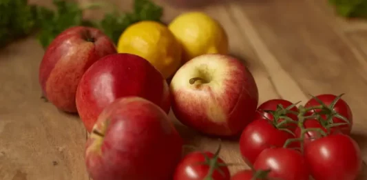 Maçãs e tomates sobre uma mesa ilustram a alta dos preços dos alimentos, que pressionou a inflação em Florianópolis em agosto