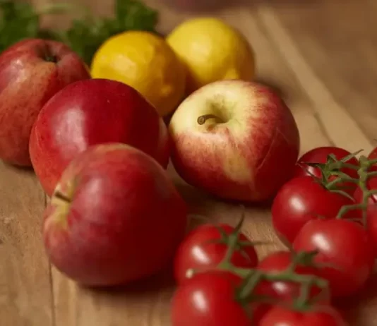 Maçãs e tomates sobre uma mesa ilustram a alta dos preços dos alimentos, que pressionou a inflação em Florianópolis em agosto