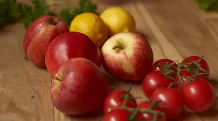 Inflação em Florianópolis sobe 0,35% em agosto e acumula 4,40% no ano Maçãs e tomates sobre uma mesa ilustram a alta dos preços dos alimentos, que pressionou a inflação em Florianópolis em agosto