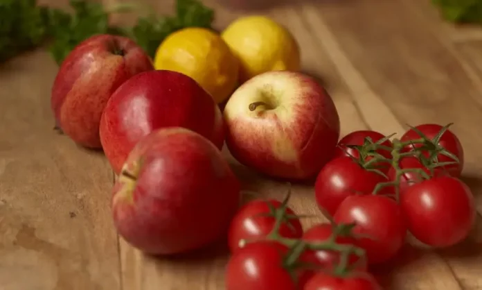 frutas Maçãs e tomates sobre uma mesa ilustram a alta dos preços dos alimentos, que pressionou a inflação em Florianópolis em agosto