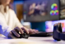 Pessoa utiliza computador durante trabalho de produção e edição de conteúdo digital, imagem que ilustra o desenvolvimento de jogos eletrônicos.