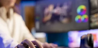 Pessoa utiliza computador durante trabalho de produção e edição de conteúdo digital, imagem que ilustra o desenvolvimento de jogos eletrônicos.