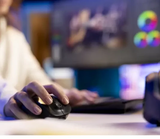 Pessoa utiliza computador durante trabalho de produção e edição de conteúdo digital, imagem que ilustra o desenvolvimento de jogos eletrônicos.