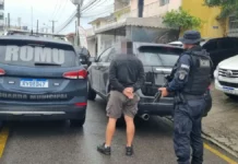 Guarda Municipal de São José prende dois homens após assalto com reféns em Biguaçu Imagem mostra a Guarda Municipal de São José durante a prisão de um dos suspeitos e a recuperação do veículo roubado em assalto em Biguaçu.