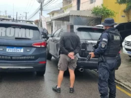 Guarda Municipal de São José prende dois homens após assalto com reféns em Biguaçu Imagem mostra a Guarda Municipal de São José durante a prisão de um dos suspeitos e a recuperação do veículo roubado em assalto em Biguaçu.