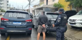 Imagem mostra a Guarda Municipal de São José durante a prisão de um dos suspeitos e a recuperação do veículo roubado em assalto em Biguaçu.