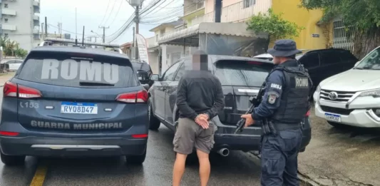 Guarda Municipal de São José prende dois homens após assalto com reféns em Biguaçu Imagem mostra a Guarda Municipal de São José durante a prisão de um dos suspeitos e a recuperação do veículo roubado em assalto em Biguaçu.