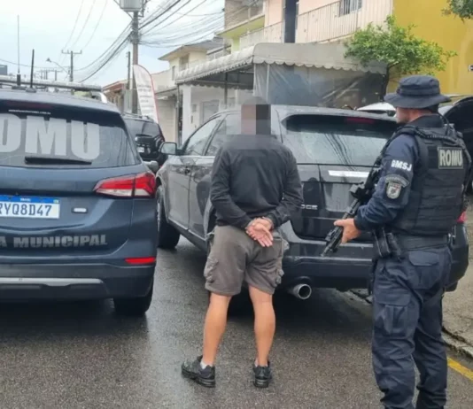 Guarda Municipal de São José prende dois homens após assalto com reféns em Biguaçu Imagem mostra a Guarda Municipal de São José durante a prisão de um dos suspeitos e a recuperação do veículo roubado em assalto em Biguaçu.