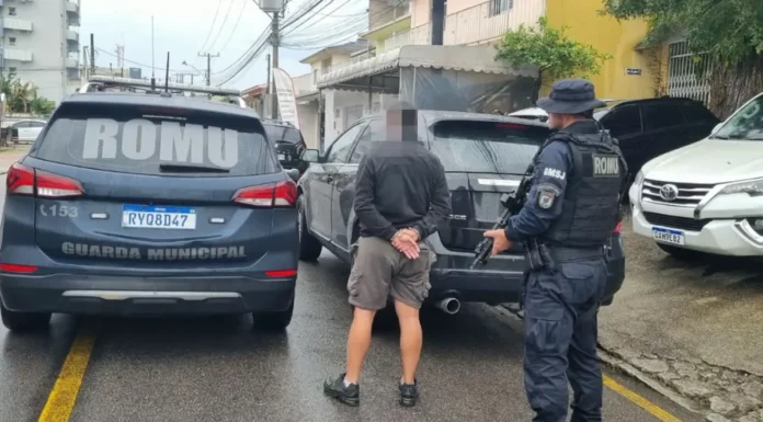 Guarda Municipal de São José prende dois homens após assalto com reféns em Biguaçu Imagem mostra a Guarda Municipal de São José durante a prisão de um dos suspeitos e a recuperação do veículo roubado em assalto em Biguaçu.