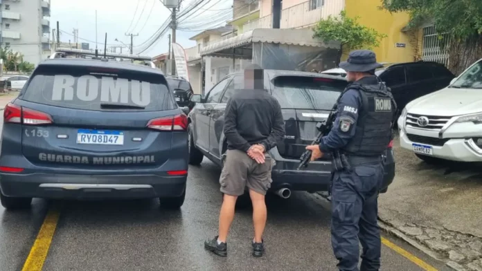 guarda-municipal-sao-jose-1200x675 Imagem mostra a Guarda Municipal de São José durante a prisão de um dos suspeitos e a recuperação do veículo roubado em assalto em Biguaçu.