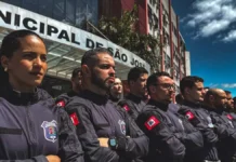 Guarda Municipal de São José ganha reforço de 24 novos agentes Novos agentes da Guarda Municipal de São José perfilados em frente à Prefeitura durante a cerimônia de posse.
