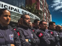 Guarda Municipal de São José ganha reforço de 24 novos agentes Novos agentes da Guarda Municipal de São José perfilados em frente à Prefeitura durante a cerimônia de posse.