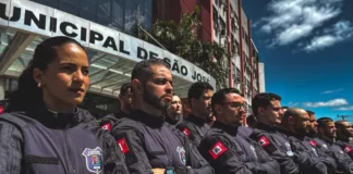 Novos agentes da Guarda Municipal de São José perfilados em frente à Prefeitura durante a cerimônia de posse.