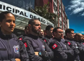 Guarda Municipal de São José ganha reforço de 24 novos agentes Novos agentes da Guarda Municipal de São José perfilados em frente à Prefeitura durante a cerimônia de posse.
