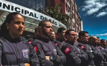 Guarda Municipal de São José ganha reforço de 24 novos agentes Novos agentes da Guarda Municipal de São José perfilados em frente à Prefeitura durante a cerimônia de posse.