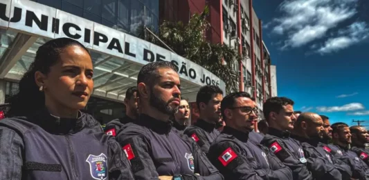 Novos agentes da Guarda Municipal de São José perfilados em frente à Prefeitura durante a cerimônia de posse.