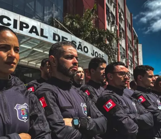 Guarda Municipal de São José ganha reforço de 24 novos agentes Novos agentes da Guarda Municipal de São José perfilados em frente à Prefeitura durante a cerimônia de posse.