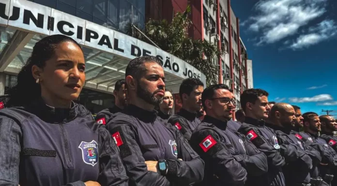 Novos agentes da Guarda Municipal de São José perfilados em frente à Prefeitura durante a cerimônia de posse.