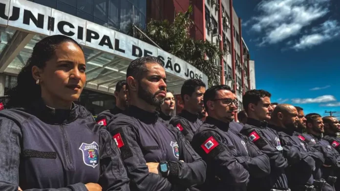 Novos agentes da Guarda Municipal de São José perfilados em frente à Prefeitura durante a cerimônia de posse.