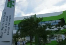 IFSC abre mais de 5 mil vagas em graduação, cursos técnicos e EJA ilustrar a matéria sobre a abertura de mais de 5 mil vagas em cursos gratuitos do IFSC para 2027, mostrando a estrutura do Câmpus Florianópolis.