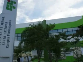 IFSC abre mais de 5 mil vagas em graduação, cursos técnicos e EJA ilustrar a matéria sobre a abertura de mais de 5 mil vagas em cursos gratuitos do IFSC para 2027, mostrando a estrutura do Câmpus Florianópolis.