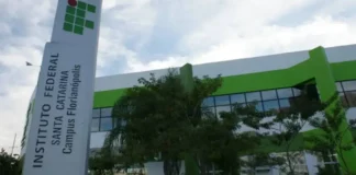 ilustrar a matéria sobre a abertura de mais de 5 mil vagas em cursos gratuitos do IFSC para 2027, mostrando a estrutura do Câmpus Florianópolis.