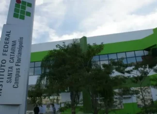 ilustrar a matéria sobre a abertura de mais de 5 mil vagas em cursos gratuitos do IFSC para 2027, mostrando a estrutura do Câmpus Florianópolis.