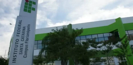 IFSC abre mais de 5 mil vagas em graduação, cursos técnicos e EJA ilustrar a matéria sobre a abertura de mais de 5 mil vagas em cursos gratuitos do IFSC para 2027, mostrando a estrutura do Câmpus Florianópolis.