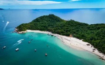 Ilha do Campeche estará fechada à visitação entre 26 e 28 de setembro Vista aérea da Ilha do Campeche, em Florianópolis, que ficará fechada à visitação entre os dias 26 e 28 de setembro para atividades de pesquisa.