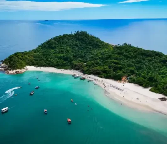 Ilha do Campeche estará fechada à visitação entre 26 e 28 de setembro Vista aérea da Ilha do Campeche, em Florianópolis, que ficará fechada à visitação entre os dias 26 e 28 de setembro para atividades de pesquisa.