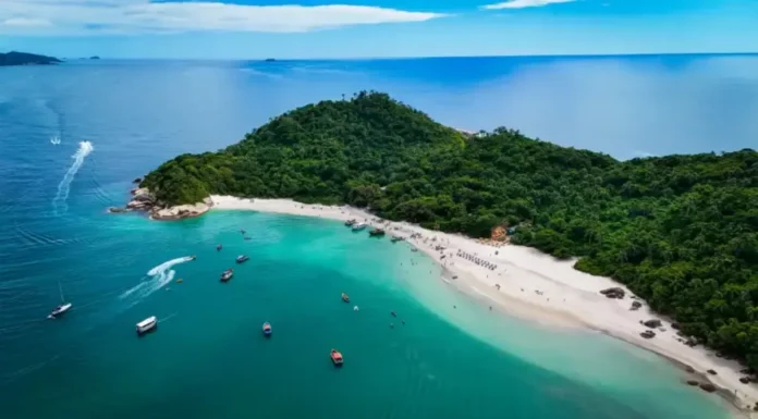 Vista aérea da Ilha do Campeche, em Florianópolis, que ficará fechada à visitação entre os dias 26 e 28 de setembro para atividades de pesquisa.