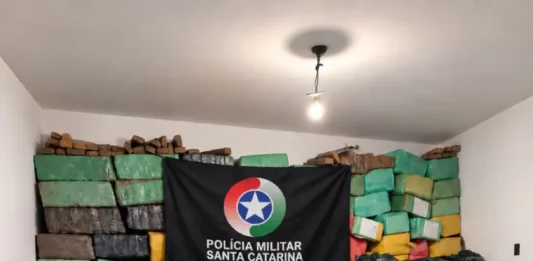 Mais de 4 toneladas de maconha são apreendidas em Palhoça Imagem mostra parte das mais de 4 toneladas de maconha apreendidas em Palhoça durante operação da Polícia Militar.