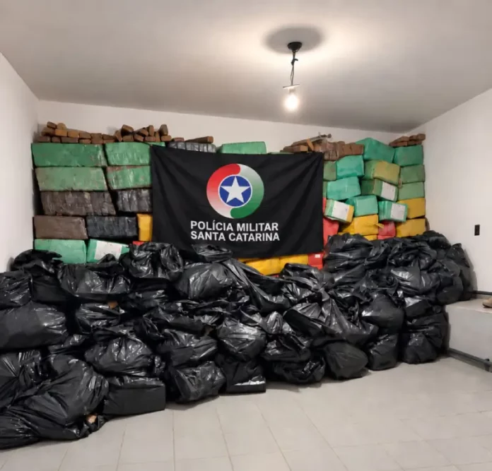 Imagem mostra parte das mais de 4 toneladas de maconha apreendidas em Palhoça durante operação da Polícia Militar.
