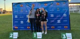 Maria Clara, ao centro, comemora a conquista do título dos 100 metros com barreiras no Jesc, em Curitibanos, ao lado de outras atletas.