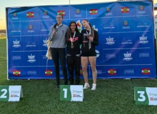 Maria Clara é campeã dos 100 metros com barreiras no Jesc e garante vaga nos Jogos da Juventude Maria Clara, ao centro, comemora a conquista do título dos 100 metros com barreiras no Jesc, em Curitibanos, ao lado de outras atletas.