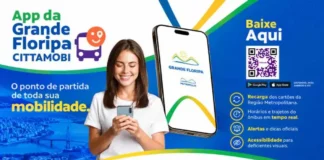 Arte de divulgação do novo aplicativo de transporte coletivo da Grande Florianópolis mostra passageira usando celular e destaca serviços como horários em tempo real, recarga de cartões e acessibilidade.