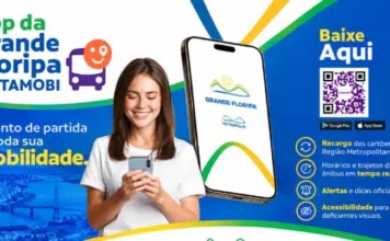 Novo aplicativo reúne serviços do transporte coletivo da Grande Florianópolis Arte de divulgação do novo aplicativo de transporte coletivo da Grande Florianópolis mostra passageira usando celular e destaca serviços como horários em tempo real, recarga de cartões e acessibilidade.