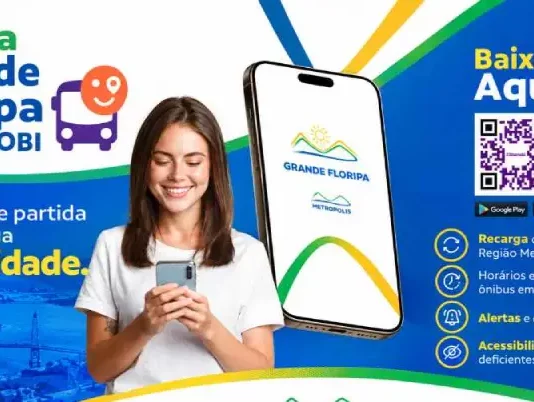 Novo aplicativo reúne serviços do transporte coletivo da Grande Florianópolis Arte de divulgação do novo aplicativo de transporte coletivo da Grande Florianópolis mostra passageira usando celular e destaca serviços como horários em tempo real, recarga de cartões e acessibilidade.