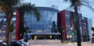 Fachada da Prefeitura de São José, município que abriu concurso público com 300 vagas para Auxiliar de Educação Especial.