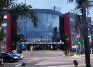 São José abre concurso público com 300 vagas para Auxiliar de Educação Especial e salários de até R$ 4,5 mil Fachada da Prefeitura de São José, município que abriu concurso público com 300 vagas para Auxiliar de Educação Especial.