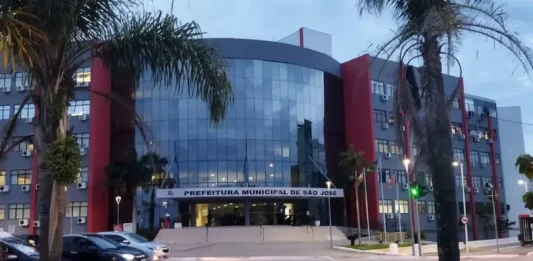 São José abre concurso público com 300 vagas para Auxiliar de Educação Especial e salários de até R$ 4,5 mil Fachada da Prefeitura de São José, município que abriu concurso público com 300 vagas para Auxiliar de Educação Especial.