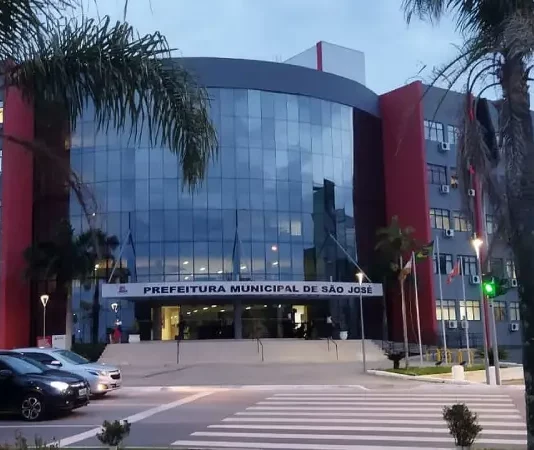 São José abre concurso público com 300 vagas para Auxiliar de Educação Especial e salários de até R$ 4,5 mil Fachada da Prefeitura de São José, município que abriu concurso público com 300 vagas para Auxiliar de Educação Especial.