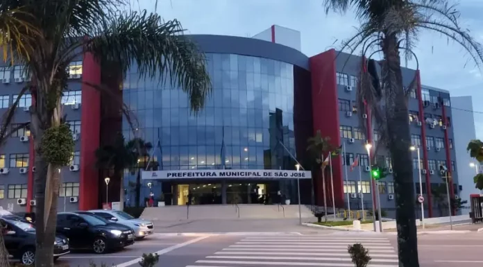 Fachada da Prefeitura de São José, município que abriu concurso público com 300 vagas para Auxiliar de Educação Especial.