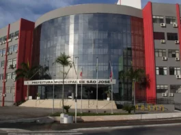 São José abre chamada pública para contratação temporária de professores Fachada da Prefeitura de São José, município que abriu chamada pública para contratação temporária de professores da rede municipal de ensino.