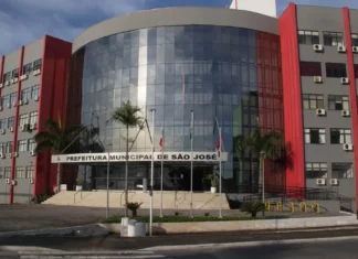 São José abre chamada pública para contratação temporária de professores Fachada da Prefeitura de São José, município que abriu chamada pública para contratação temporária de professores da rede municipal de ensino.