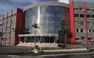 São José abre chamada pública para contratação temporária de professores Fachada da Prefeitura de São José, município que abriu chamada pública para contratação temporária de professores da rede municipal de ensino.