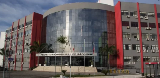 São José abre chamada pública para contratação temporária de professores Fachada da Prefeitura de São José, município que abriu chamada pública para contratação temporária de professores da rede municipal de ensino.