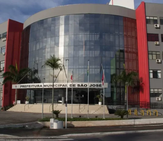 São José abre chamada pública para contratação temporária de professores Fachada da Prefeitura de São José, município que abriu chamada pública para contratação temporária de professores da rede municipal de ensino.